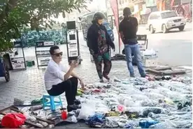 遭柬埔寨富婆抛弃，男子街头卖鞋图片
