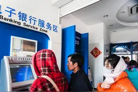 着急用现金，要跨行取款，手续费多少？银行：2022年别再浪费钱了图片