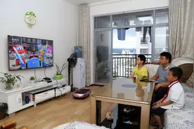 对于孩子看电视的问题父母到底应该怎么做呢？图片