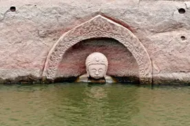 2016年，江西洪门水库水位下降，大量神秘佛像露出水面图片