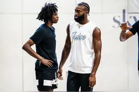 NBA球员上脚：杰伦上脚Kobe5，欧文上脚Kyrie 8图片