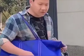 阿天：零花钱800多万，穿人字拖用蛇皮袋收租，是真有钱还是人设图片