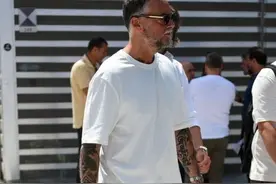 五六十岁的男人，最终还是穿短袖最舒适，记住：3穿3不穿更得体图片