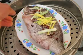 清蒸鱼时，很多人第一步就错了，难怪腥味重不入味，教你正确做法图片