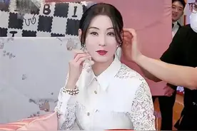 张柏芝直播凸肚明显疑怀四胎，已与谢霆锋和解，三胎生父仍是谜图片