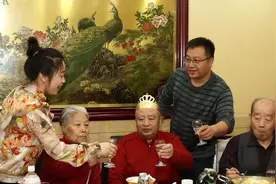 爷爷60大寿，好友带4瓶好酒赴宴，主家见后：还是好兄弟懂我图片