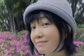 53岁斯琴格日乐晒近照，眼袋明显身体发福，臧天朔去世后一直单身图片