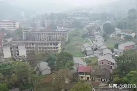 10万人的重庆小镇，曾经比县城还繁华，如今却人去楼空图片