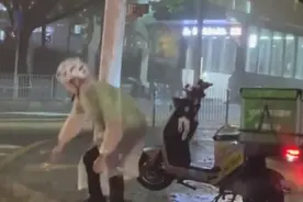 【#暴雨夜外卖小哥徒手清理路边下水道#】图片