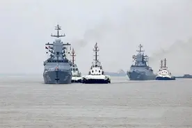 俄官兵站上052D甲板，亲眼看清差距，两艘新战舰，不抵半条太原舰图片