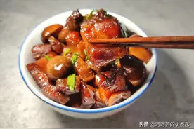 冬季进补要吃肉，鲜美诱人的草菇红烧肉，给寒冷的冬日添点暖图片