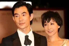 56岁“情歌天王”首次曝光妻子，却被全网骂丑？背后真相令人动容图片