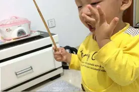 越喂饭，娃越营养不良！想要娃爱上吃辅食，家长要用好3个小妙招图片