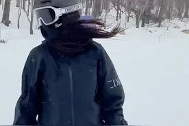 Baby官宣离婚后现身滑雪，又帅又酷好心情挡不住，恢复单身更潇洒图片