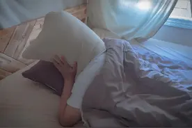 大学生睡觉“打呼噜”扰民，被室友发朋友圈内涵，网友：大可不必图片