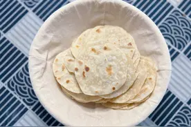 淄博烧烤火出圈，裹肉小饼买不到，教你家庭版烧烤小饼，柔软筋道图片