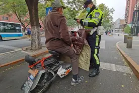 速度低于25km/h是非机动车，那低速电动三轮为何要驾照？交警解释图片
