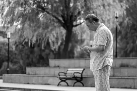 劝告男人：日常的4个坏习惯，在悄悄摧毁你的前列腺，尽早改掉图片