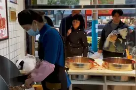 安徽肥肠店，因老板娘高颜值走红，89元一斤良心价，一天卖100斤图片