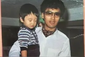 周润发谢霆锋多年前旧照，谢霆锋哭鼻子，发哥抱着买汽水哄开心图片