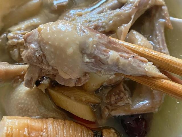 喝花胶乌鸡汤 可以吃白萝卜吗 2026年花胶可以和乌鸡一起煲汤吗