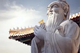 康熙来到孔子墓前，看见碑文迟迟不跪，大臣盖住王字，添上先师图片