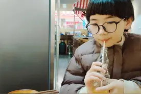 可爱的小同学，真的好暖心图片