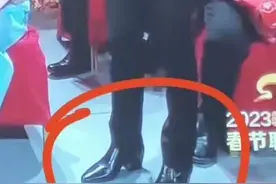 兔年春晚最搞笑是“鞋子”，网友：马丽的鞋跟是借给撒贝宁了吧？图片