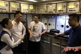 2019年，张红医生在飞机上为救老人跪地吸尿37分钟，后来怎么样了图片