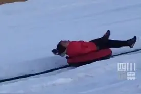 吉林一女子雪圈狂转滑出陀螺既视感 网友：这雪滑了让你找不到北图片