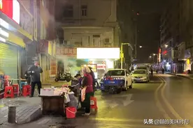 重庆74岁老两口在深圳摆摊，10元1份加肉加蛋，赡养90岁老母亲图片