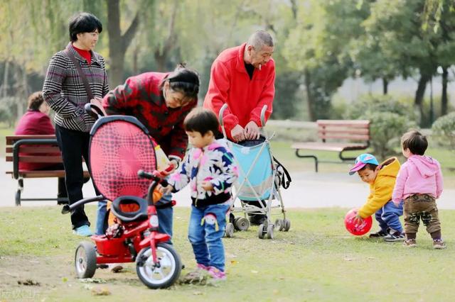孙子与外孙同时出世，我选择了帮忙带外孙，从此没人叫我奶奶