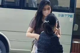 女神罕见露面！网友晒照称在南京偶遇王祖贤，穿纱裙又高又美：好有气质，不去打扰，静静的看着就很美好~图片