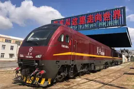 中国铁路首台自主化大功率高速柴油机装车运用图片