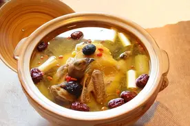 白醋是鸡肉的“克星”，炖肉加一点，鸡肉软烂入味，出锅不腥不柴图片