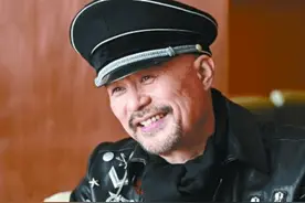 “荧幕恶人”徐锦江：外表粗犷却内心柔软，把小11岁娇妻宠成公主图片