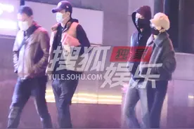 吴京谢楠凌晨和友人聚餐，全程保持距离对话，走路姿势豪迈似兄弟图片