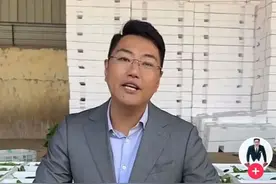 13岁失去双腿，却用双手征服泰山，成为央视演说家，娶了心爱的女孩如今儿女双全图片