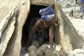 一夫多妻的原始部落，成年时要拔掉门牙，用牛粪盖房，人畜共睡图片