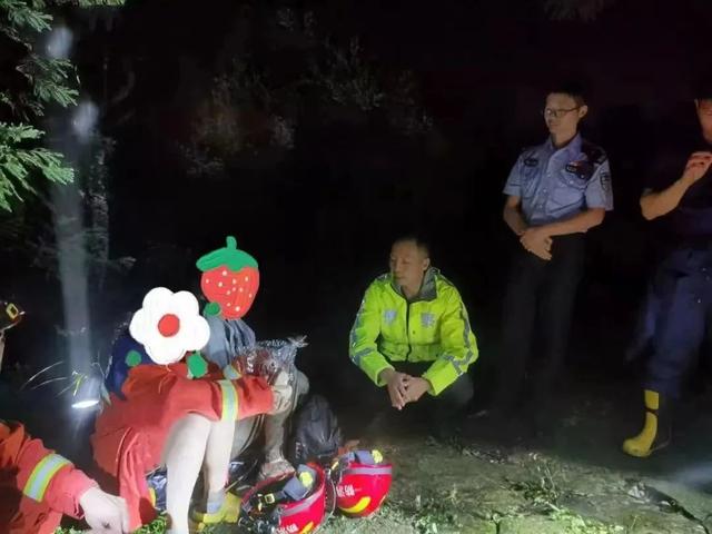 一对母女为买冰淇淋，竟误入深山，被困悬崖边！庐山公安开展紧急救援
