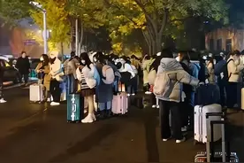 高校仓促放假，大学生连夜拖着行李回家，有多少家长没睡好？图片