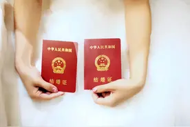 教授建议结婚年龄降至18岁，早成家到底好不好？别忽略实际问题图片