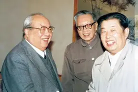 费孝通：三个女人他都爱，临终时把骨灰分两份，陪伴两任妻子图片