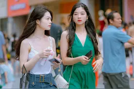 牛仔短裙比牛仔短裤更加美观大方，受到了不少小姐姐的青睐图片