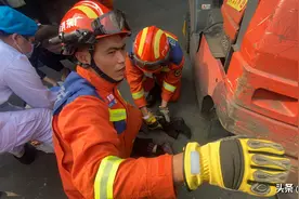 女子被叉车压脚 消防员两分钟快速解困图片