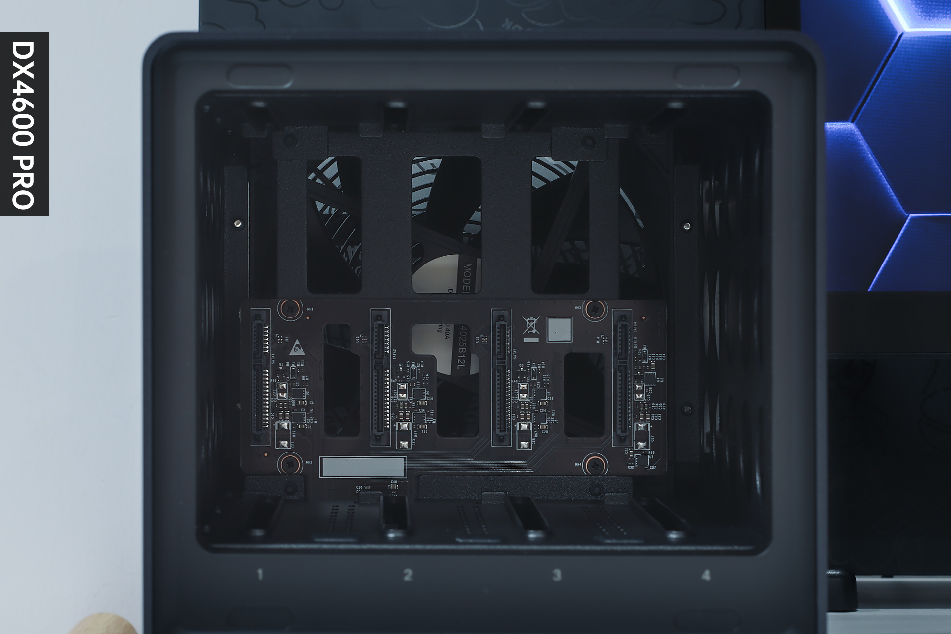 同时兼顾易用和专业的NAS是什么体验？绿联DX4600 PRO开箱