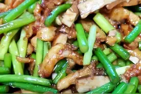 秋已至，暑未消，在家炒一份香干肉末炒蒜薹，解馋下饭，味美滋补图片