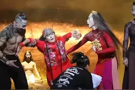 突发！63岁杨丽萍舞台上遭男性扑倒，表情失控摔倒在地场面混乱图片