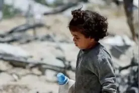 ​ 巴勒斯坦幼童街头拾肉泣诉：这是父亲的遗骸图片