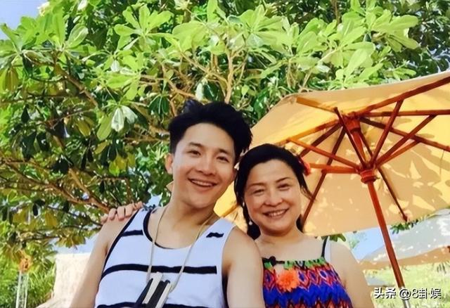 边侧：央视最帅主持，与母亲通话后却从8楼一跃而下，年仅32岁！
